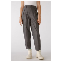 Load image into Gallery viewer, Cropped Pleated Trousers