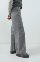 Load image into Gallery viewer, Denim jeans with wide legs and seam details - Mid Grey