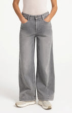 Load image into Gallery viewer, Denim jeans with wide legs and seam details - Mid Grey