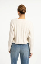 Load image into Gallery viewer, Sweater with batwing sleeves - Off White Melange